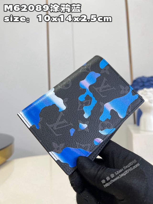 LV專櫃2023新款Room with a View系列護照套 M62089塗鴉藍 路易威登飄浮雲朵圖案護照套 dn1409